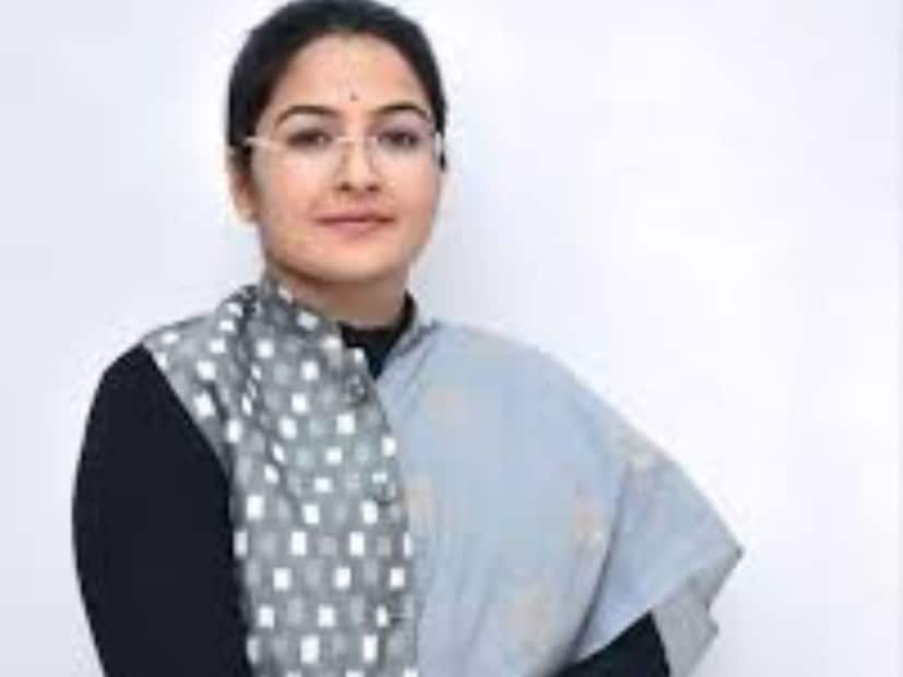 या घटनेनंतर राजकीय वर्तुळात मोठी खळबळ उडाली आहे. खजुराहो येथे एका आढावा बैठकीसाठी उपस्थित असलेल्या मंत्री प्रतिमा बागडी यांना पत्रकारांनी जेव्हा त्यांच्या नातेवाईकांच्या अंमली पदार्थांच्या तस्करीतील कथित सहभागाबद्दल विचारले, तेव्हा त्या चांगल्याच संतापलेल्या दिसल्या.