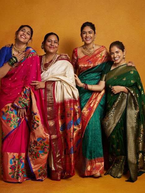 महाराष्ट्रातील धुळे येथील या मराठी कुटुंबात जन्मलेल्या मृणालचे वडील उदयसिंह ठाकूर बँक अधिकारी होते, तर तिच्या आई वंदना गृहिणी आहेत. तिची बहीण लोचन मेकअप आर्टिस्ट असून त्यांना एक भाऊही आहे.