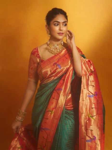 मृणाल सोशल मीडियावर अनेक फोटो शेअर करत असते. पण यावेळी तिने शेअर केलेले फोटो खूपच खास आहेत.