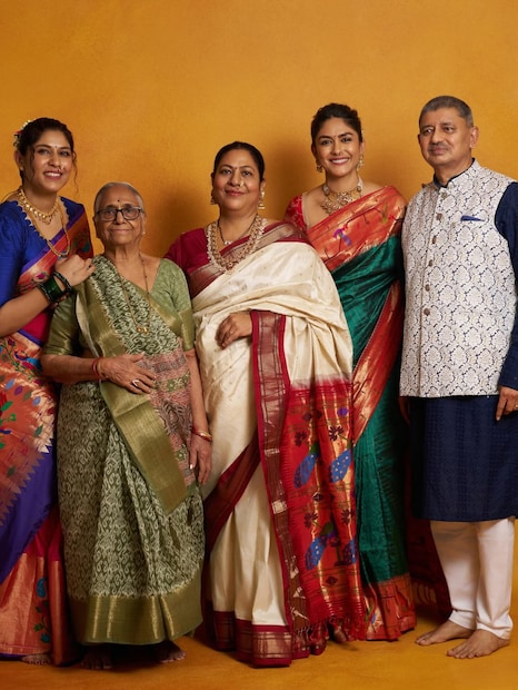 तिने आपल्या कुटुंबासोबत स्पेशल फोटोशूट केलं आहे. या फोटोंमध्ये सर्वांचा मराठमोळा अंदाज पाहायला मिळतोय.