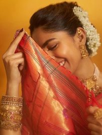 पारंपारिक पैठणीत मृणाल ठाकूरचा मराठमोळा ठसका! हटके कॅप्शनची सोशल मीडियावर हवा