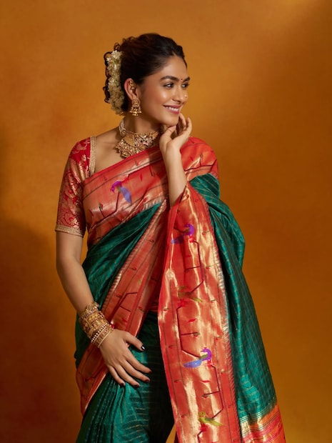 आपला मराठमोळा लूक पूर्ण करण्यासाठी मृणालने कानातल्यांसोबतच बुगडी घातली होती. नाकात नथ, कपाळावर चंद्रकोर आणि केसांत गजरा माळलेली मृणाल खूपच गोड दिसत होती.