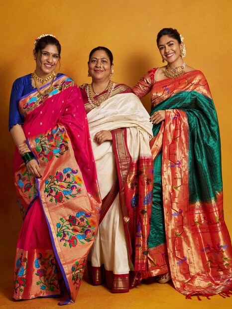 मृणालसोबतच तिच्या आईने पांढरा आणि लाल रंगाची, तर तिच्या बहिणीने गुलाबी आणि निळ्या रंगाची पैठणी नेसली होती. तिच्या वडिलांनी यावेळी पांढरा कोट, निळा कुर्ता पायजमा असा पेहराव केला होता.