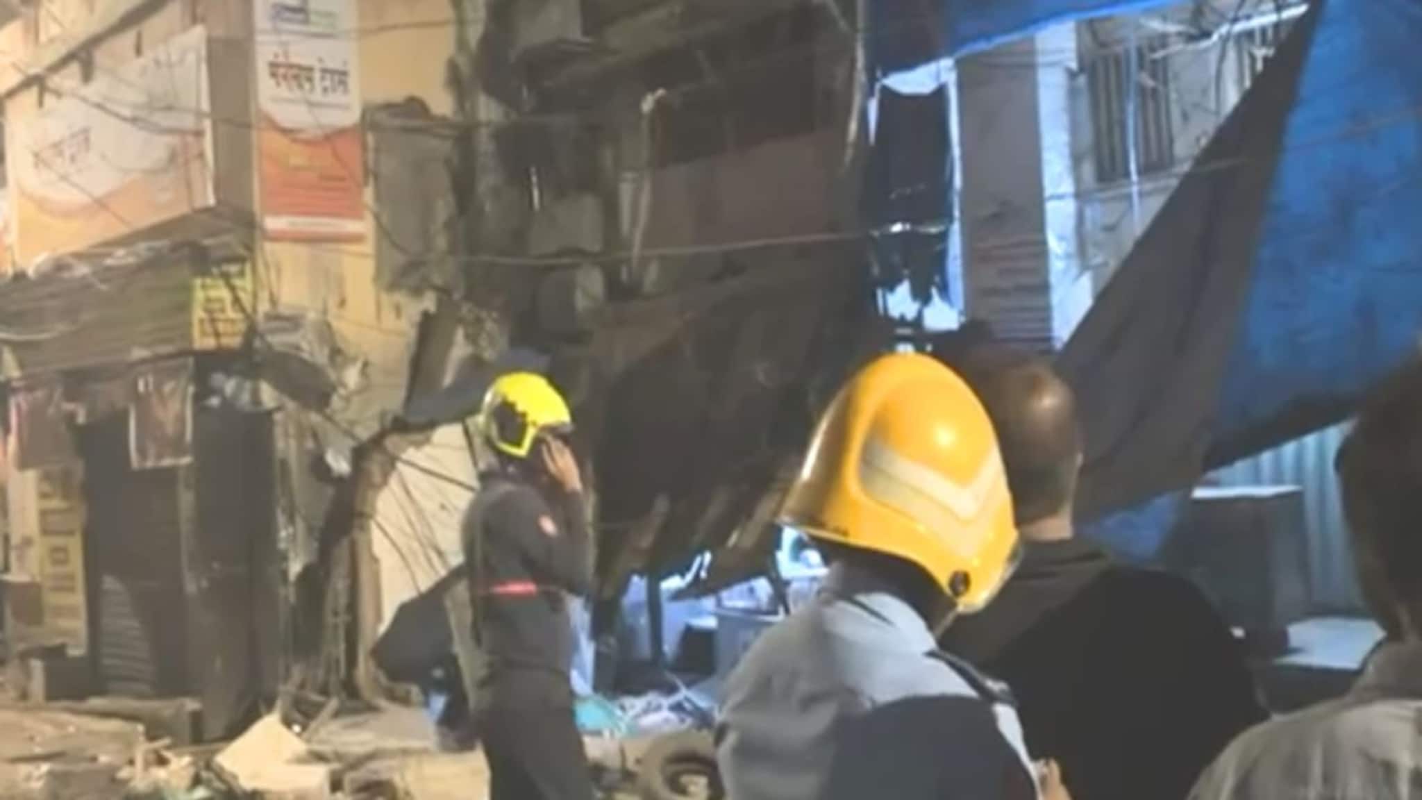 मुंबईतील मस्जिद बंदर भागात इमारतीची बाल्कनी कोसळली, 1 ठार, घटनास्थळाचा VID