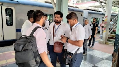 Mumbai Local: एसी लोकलमध्ये ही चूक पडणार महाग, पास असेल तरी भरावा लागणार दंड, नवा नियम Mumbai Local: एसी लोकलमध्ये ही चूक पडणार महाग, पास असेल तरी भरावा लागणार दंड, नवा नियम