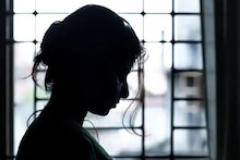 पुणे हादरलं! एकटी बघताच बापानं गाठलं, अल्पवयीन लेकीवर घरातच अत्याचार, चिमुकलीनं रडत गाठलं पोलीस स्टेशन