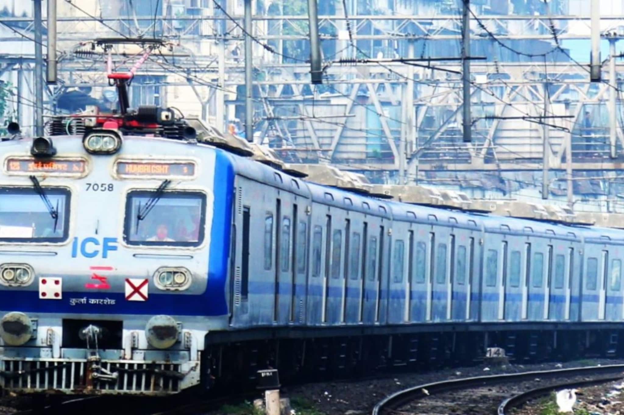 रेल्वेकडून नोकरदार वर्गाला गिफ्ट, मध्य आणि पश्चिम मार्गावरील एसी फेऱ्यांत वाढ