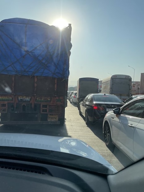 एकट्या पुणे जिल्ह्यासाठी गडकरींच्या मंत्रालयांतर्गत सुमारे ५० हजार कोटी रुपयांची कामे मंजूर करण्यात आली आहेत, जी येत्या तीन महिन्यांत सुरू होतील, असा दावा त्यांनी केला. यामध्ये अनेक महत्त्वाच्या एलिव्हेटेड प्रकल्पांचा समावेश आहे: