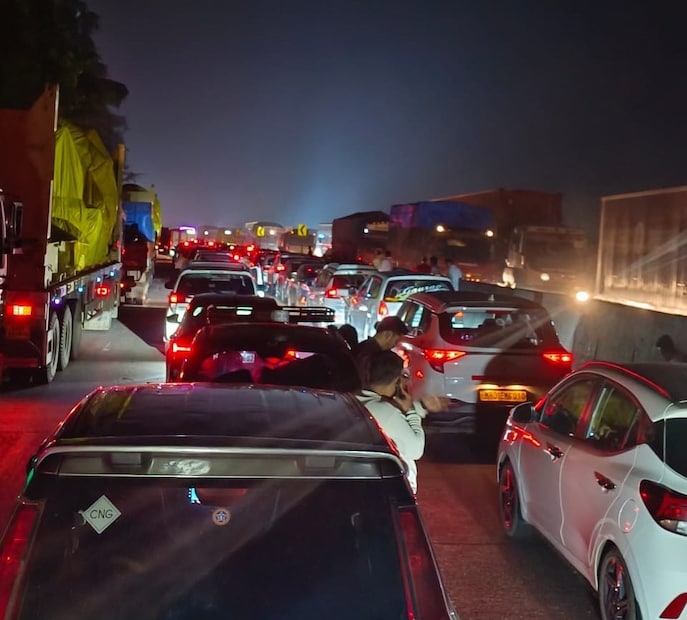 या कामांमध्ये पुणे आणि मुंबईकरांचे आयुष्य अधिक वेगवान बनवणाऱ्या अनेक महत्त्वाच्या प्रकल्पांचा समावेश आहे. केंद्रीय मंत्री गडकरी यांनी पुणे-मुंबई आणि पुढे दक्षिणेकडे जाणाऱ्या प्रवासाला नवी दिशा देणारा महत्त्वपूर्ण प्रकल्प जाहीर केला. 