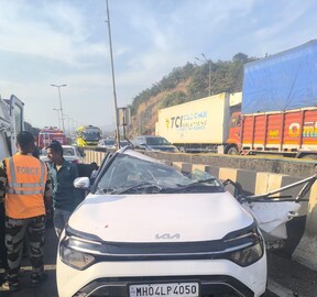 मुंबई पुणे-एक्स्प्रेस वेवर अपघात, कंटेनरच्या धडकेत Kia च्या SUV चा चक्काचूर
