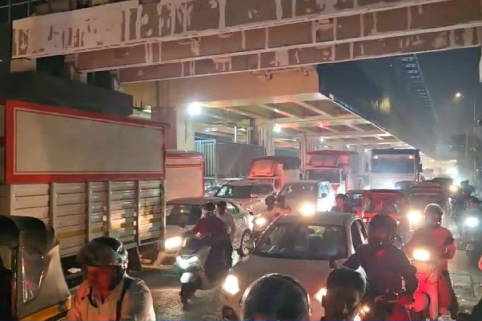 VIDEO : थर्टी फर्स्टच्या रंगात भंग, मुंबईकरांची डोकेदुखी वाढली, वर्षाच्या शेवटच VIDEO : थर्टी फर्स्टच्या रंगात भंग, मुंबईकरांची डोकेदुखी वाढली, वर्षाच्या शेवटच