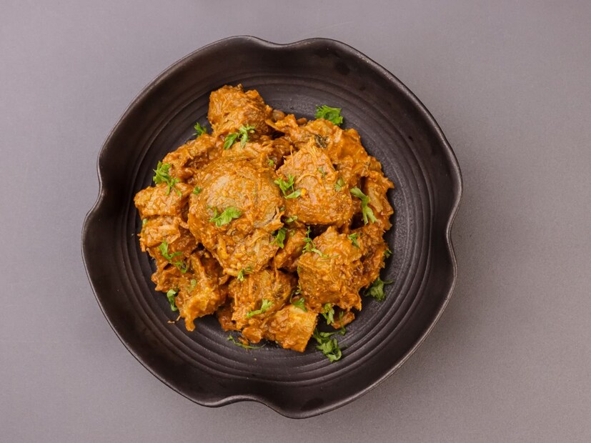 बकरीच्या मांसात प्रथिने (Protein), लोह (Iron) आणि इतर जीवनसत्त्वे अतिशय चांगल्या प्रमाणात आढळतात. संशोधनानुसार, 100 ग्रॅम मटणात तब्बल 33 ग्रॅम प्रोटीन असते. यातून एका सामान्य प्रौढ व्यक्तीची दैनंदिन प्रथिनांची गरज 60  टक्क्यांपर्यंत पूर्ण होऊ शकते. यात आयर्न, झिंक आणि व्हिटॅमिन बी12 चे प्रमाणही चांगले असते. त्यामुळे आरोग्य तज्ज्ञ मटणाला उच्च दर्जाच्या प्रथिनांचा आणि जीवनसत्त्वांचा उत्तम स्रोत मानतात.