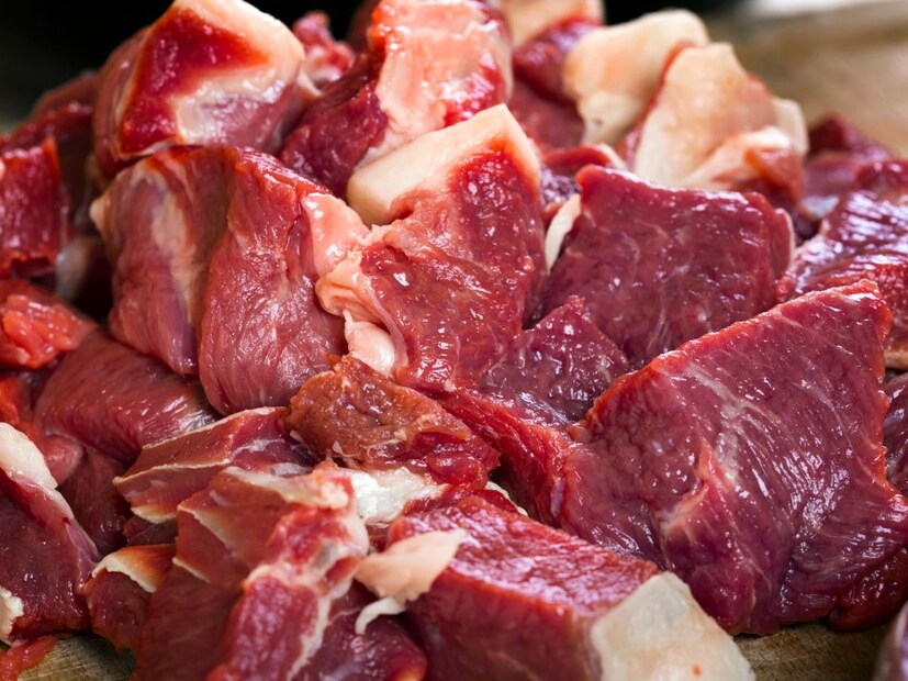 मटणासाठी निवडलेल्या बोकडाचे वय खूप लहान किंवा खूप जास्त नसावे. सरासरी 8 ते 10 किलो वजनाचे बोकड सर्वोत्तम मानले जाते. मांसचा रंग गुलाबी असेल तर ते सर्वोत्तम मानले जाते. मटण करीसाठी हाडे (Bones) असलेले मांस चांगले असते. तुम्ही मांस आणि हाडे यांचे प्रमाण 70:30 ठेवावे.