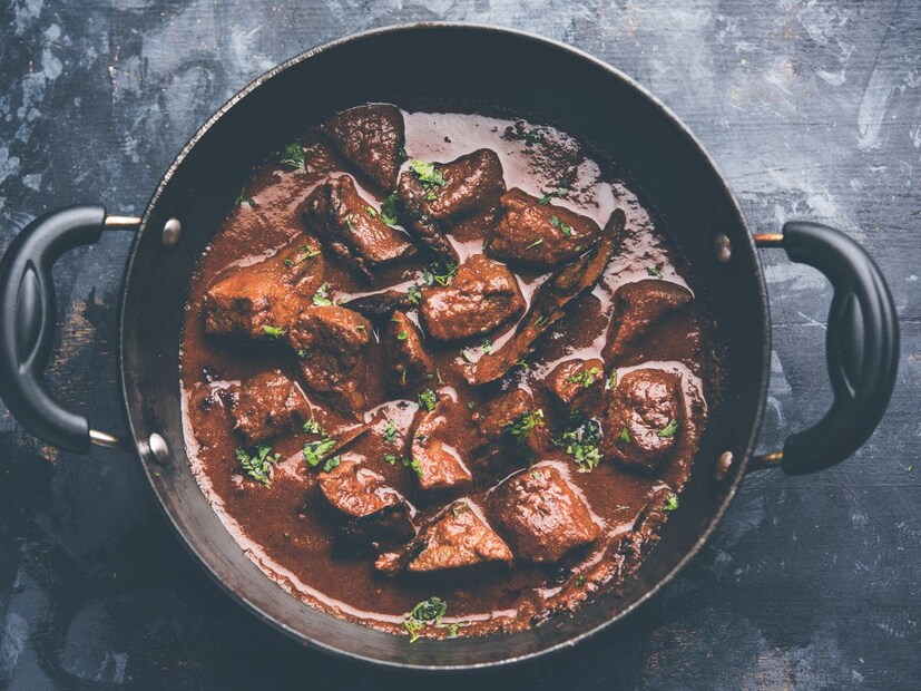 या तिन्ही पर्यायांमध्ये मटण (Goat/Sheep Meat) खाण्याची क्रेझ सर्वाधिक आहे. तांत्रिकदृष्ट्या मटण हे 'रेड मीट' (Red Meat) या श्रेणीत येते.