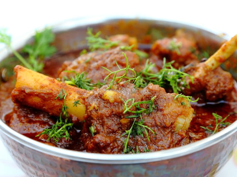 मटण किती प्रमाणात खावे?लाल मांस (Red Meat) हे प्रथिनांचा उत्कृष्ट स्रोत असले तरी ते जास्त प्रमाणात खाणे आरोग्यासाठी धोकादायक ठरू शकते. ब्रिटीश सरकारच्या आरोग्य वेबसाइट nhs.uk नुसार, जर एखादी निरोगी प्रौढ व्यक्ती दररोज 90 ग्रॅमपेक्षा जास्त लाल मांस खात असेल, तर त्याने लगेच ते प्रमाण 70 ग्रॅमपर्यंत कमी करावे. मांसामध्ये सॅच्युरेटेड फॅट (Saturated Fat) चे प्रमाण खूप जास्त असते. याचे नियमित आणि अतिसेवन केल्यास रक्तातील कोलेस्टेरॉलचे (Cholesterol) प्रमाण वाढू शकते.