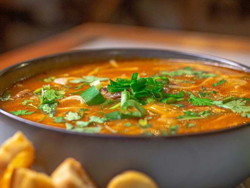 भारतात तुम्हाला बहुतांश लोक शाकाहारी असल्याचे आढळतील, पण असं असलं तरी देखील बहुतांश वर्ग हा मांसाहारी देखील आहे. अनेक तज्ज्ञ आपल्याला मांसाहार करण्यासाठी सांगतात. कारण यात असलेले प्रोटीन्स आरोग्यासाठी चांगले असतात. ज्यामध्ये अंड, कोंबडी, बकरी, मासे यांचा समावेश आहे. थंडीच्या दिवसांत अंडी (Eggs), चिकन आणि मटणाच्या मागणीत लक्षणीय वाढ होते. अनेकांना थंडीमध्ये पायासूप प्यायला ही खूप आवडतो.