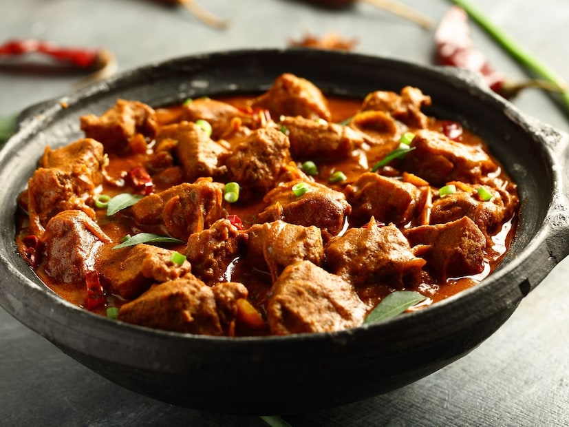 जास्त प्रमाणात लाल मांस खाल्ल्याने आतड्यांचा कर्करोग (Bowel Cancer) होण्याचा धोका वाढतो. NHS ने मांस खरेदी करताना एक महत्त्वाचा सल्ला दिला आहे: मांस खरेदी करताना फक्त लाल भाग खरेदी करा आणि त्यावर असलेला पांढरा भाग (चरबीचा भाग) बाजूला करा. हा पांढरा भाग चरबीचा असतो आणि तुमच्या आहारात फॅटचे प्रमाण वाढवतो. तुम्ही मटणाला पर्याय म्हणून चिकन (Chicken) चे सेवन करू शकता, कारण चिकनमध्ये मटणापेक्षा चरबीचे प्रमाण कमी असते.