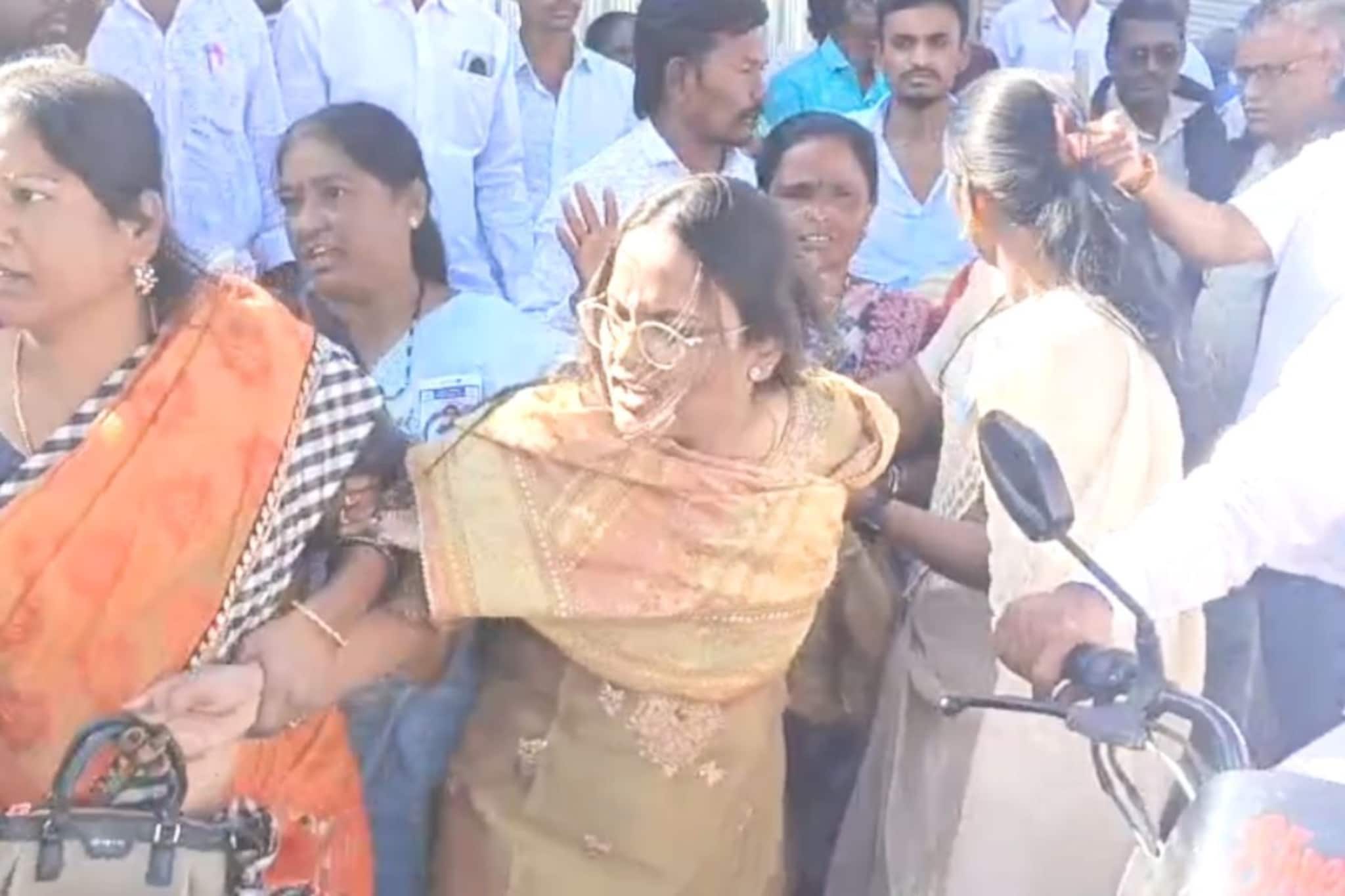 भाजप उमेदवाराच्या मुलीला NCP च्या महिलांनी केली मारहाण, बोगस मतदान केल्याचा आरोप भाजप उमेदवाराच्या मुलीला NCP च्या महिलांनी केली मारहाण, बोगस मतदान केल्याचा आरोप