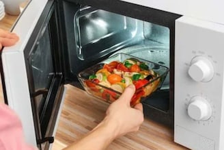 मायक्रोव्हेवमधील पदार्थ खाल्ल्याने होतो कॅन्सर! ही केवळ अफवा की सत्य?