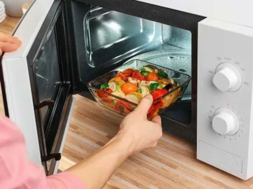 रोज इंटरनेटवर निरोगी खाण्याबद्दल नवीन संशोधन दिसून येते. आपल्याकडे अन्नाबद्दल आधीच अनेक मिथक आहेत आणि हे संशोधन वाचल्याने आपला आणखी गोंधळ वाढतो. काही लोक म्हणतात मायक्रोव्हेवमधील पदार्थ खाल्ल्याने आपल्याला कॅन्सर होतो. हे सत्य आहे की निव्वळ अफवा, याबद्दल आज आपण माहिती घेत आहोत. 