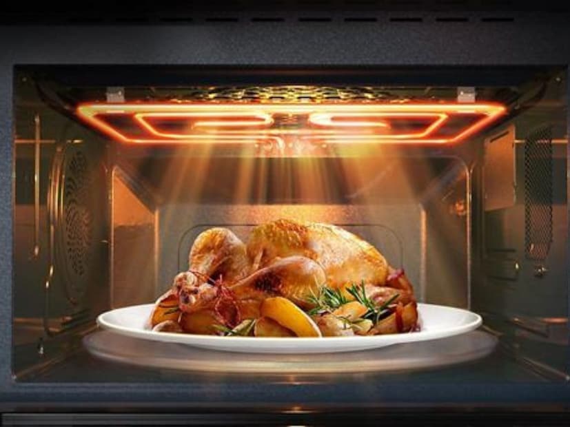 तुम्हाला माहित आहे का की मायक्रोवेव्हचा नियमित वापर कर्करोगास कारणीभूत ठरू शकतो? हो, मायक्रोवेव्हमध्ये बनवलेले अन्न जास्त प्रमाणात खाल्ल्याने कर्करोग होऊ शकतो. एका अहवालानुसार, रेडिओ लहरींप्रमाणेच मायक्रोवेव्ह हे अल्ट्राव्हायोलेट, एक्स-रे आणि इन्फ्रारेड सारखे इलेक्ट्रोमॅग्नेटिक रेडिएशन आहेत. 