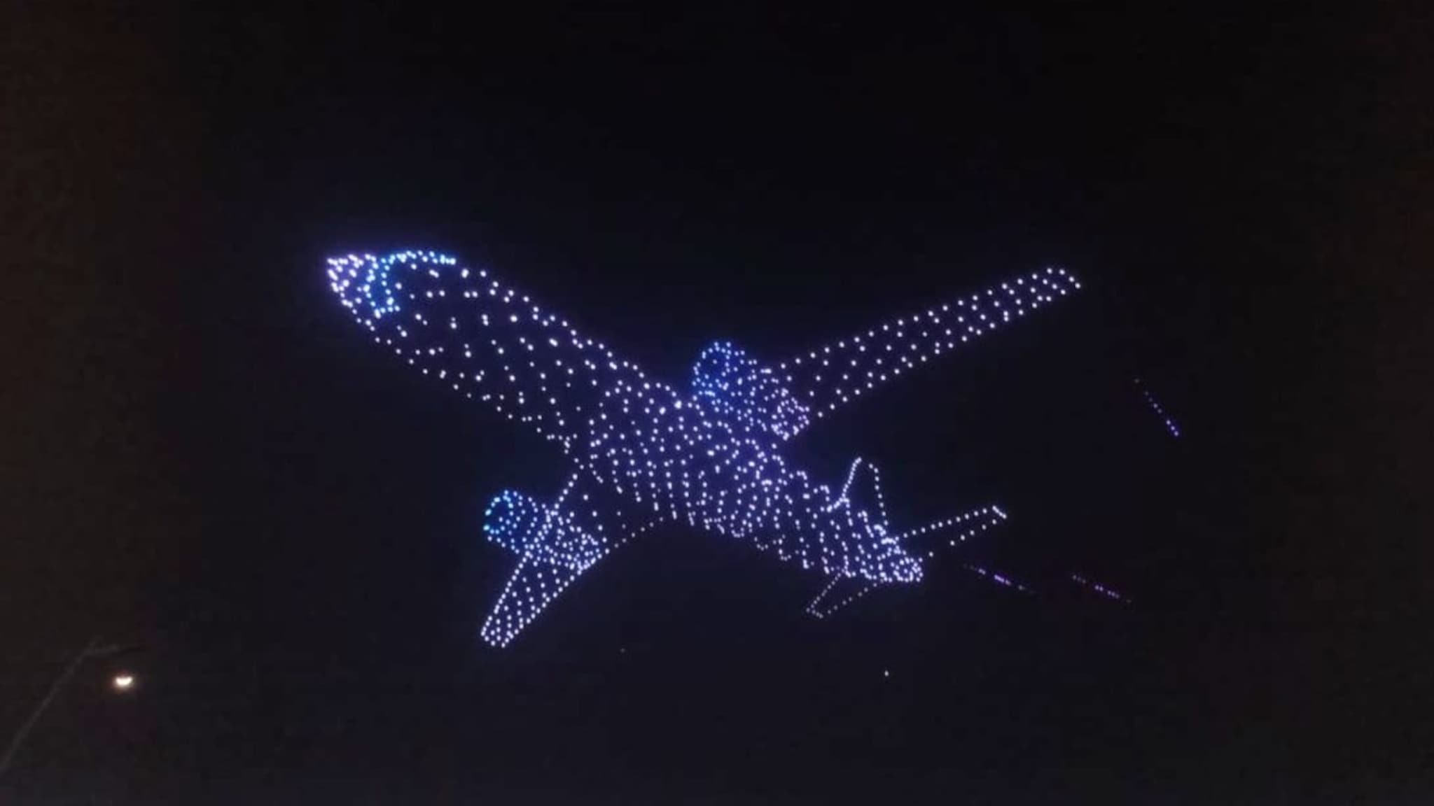 नवी मुंबईच्या आकाशात आजपर्यंत कधीच पाहिलं नाही असं दृश्य, विमानतळ परिसरात सगळेच भारावले PHOTOS