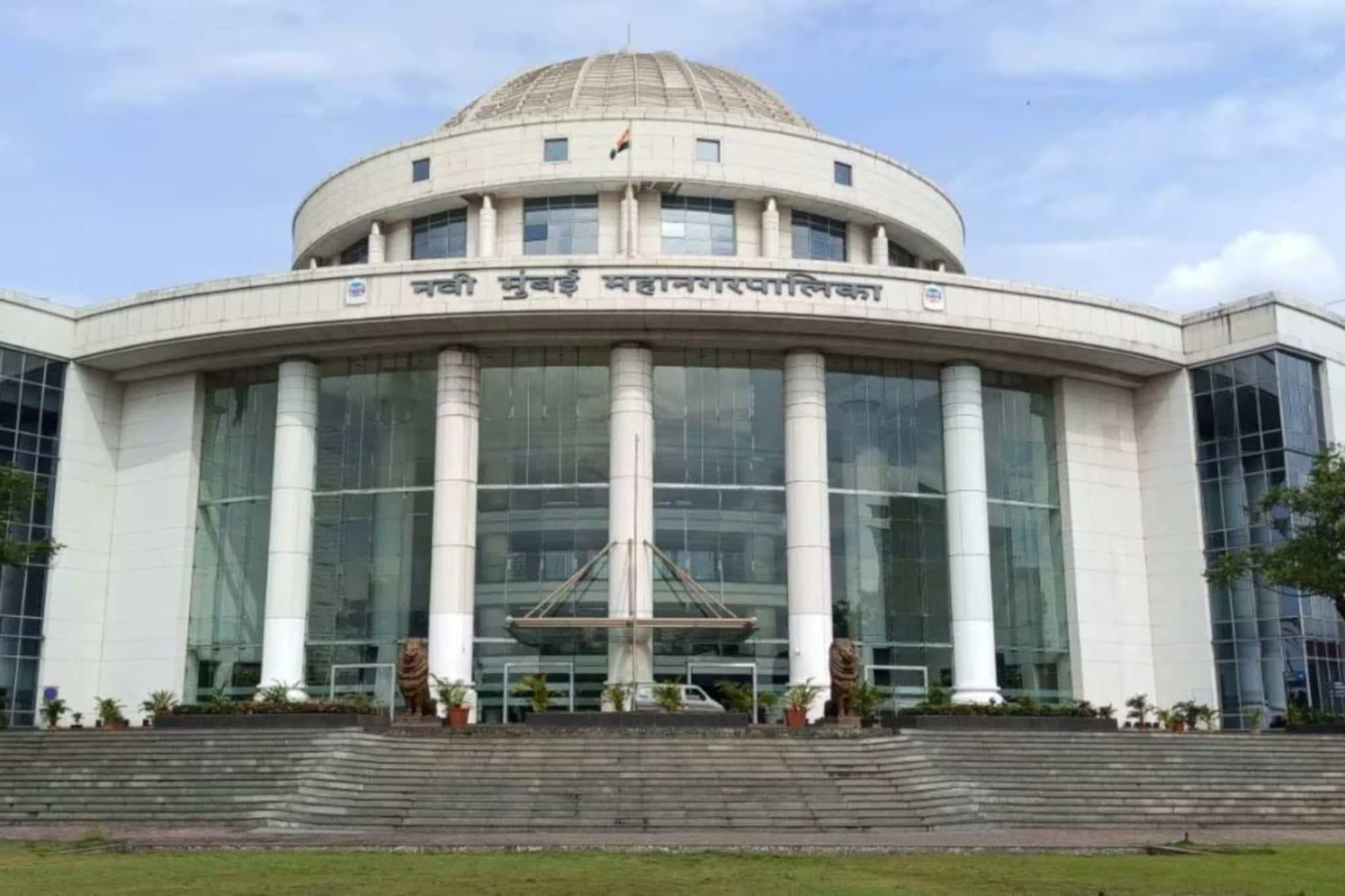 महापालिका महायुतीत लढण्याचा निर्णय, भाजपमधील अस्वस्थता वाढली, मंत्रीही नाराज महापालिका महायुतीत लढण्याचा निर्णय, भाजपमधील अस्वस्थता वाढली, मंत्रीही नाराज