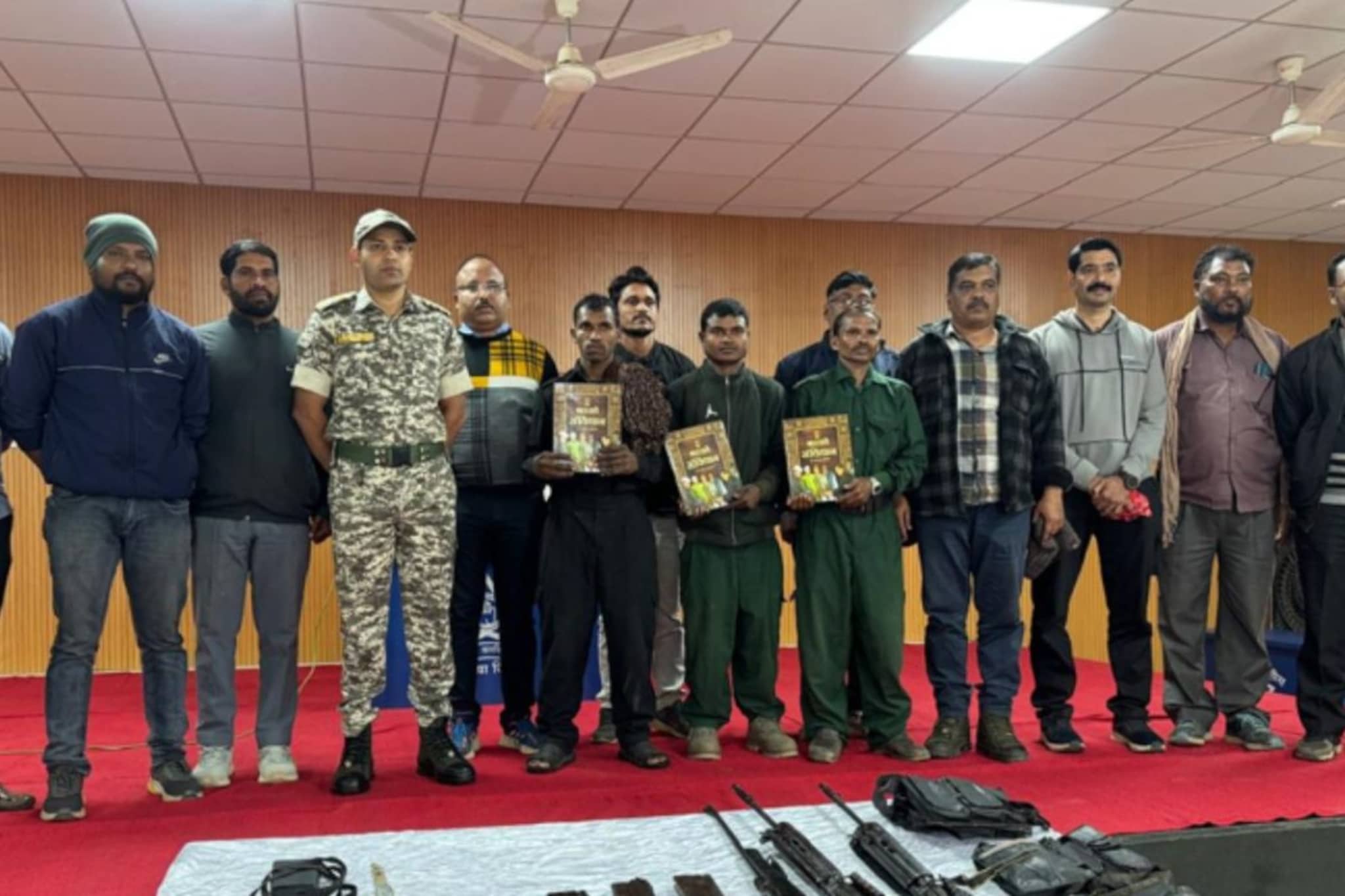 गोंदियाच्या नक्षली चळवळीला मोठा हादरा, ३ बड्या माओवाद्यांचं आत्मसमर्पण गोंदियाच्या नक्षली चळवळीला मोठा हादरा, ३ बड्या माओवाद्यांचं आत्मसमर्पण