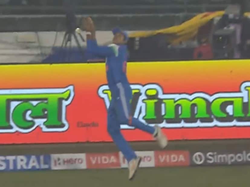 टीम इंडियाचा सलामीवीर यशस्वी जयस्वाल फलंदाजीत फारशी कामगिरी करू शकला नाही.आणि फिल्डींग दरम्यान त्याने मोठी चूक केली.एडम मार्करम 52 वर खेळत असताना जयस्वालने बाऊंड्री लाईनवर त्याची कॅच ड्रॉप केली. त्यानंतर मार्करमने शतक ठोकलं होते.त्यामुळे हे शतक भारताला भारी पडलं.