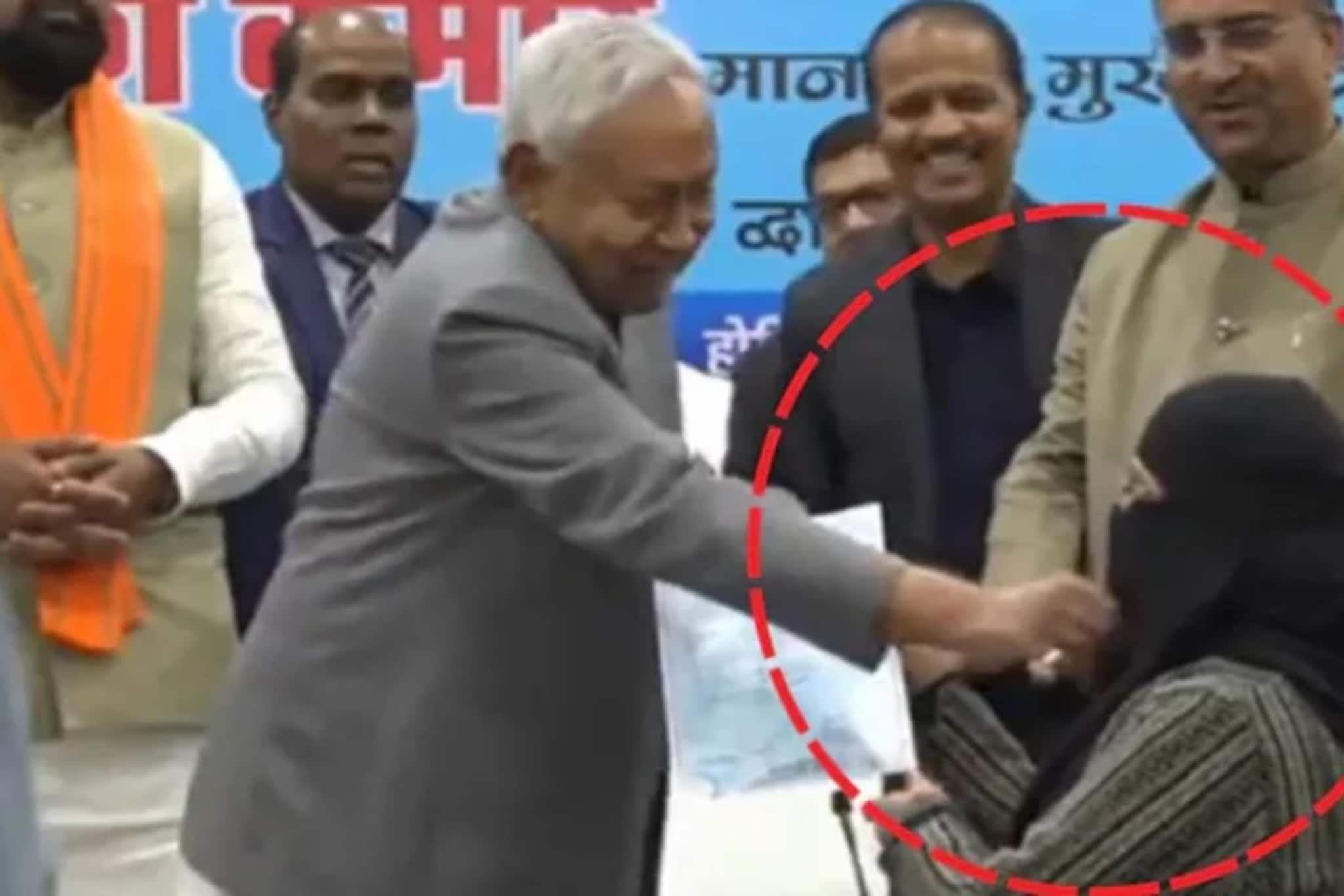 नितीश कुमारांनी हिजाब ओढला, कृत्य जिव्हारी लागलेल्या महिलेचा 24तासात मोठा निर्णय नितीश कुमारांनी हिजाब ओढला, कृत्य जिव्हारी लागलेल्या महिलेचा 24तासात मोठा निर्णय