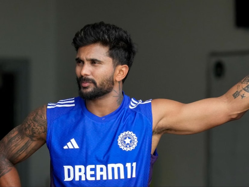 ऑस्ट्रेलियाविरुद्धच्या टी-20 सीरिजसाठी नितीश कुमार रेड्डीची टीममध्ये निवड झाली, पण आता दक्षिण आफ्रिकेविरुद्ध त्याला डच्चू देण्यात आला आहे. नितीश कुमार रेड्डी हा बॅटिंगसोबतच मीडियम फास्ट बॉलिंगही करतो. याच ऑलराऊंड क्षमतेमुळे मागच्या काही काळात नितीशला भारताच्या टेस्ट टीममध्येही संधी दिली गेली, पण आता वर्ल्ड कप टीममध्ये त्याची निवड होणं कठीण झालं आहे.