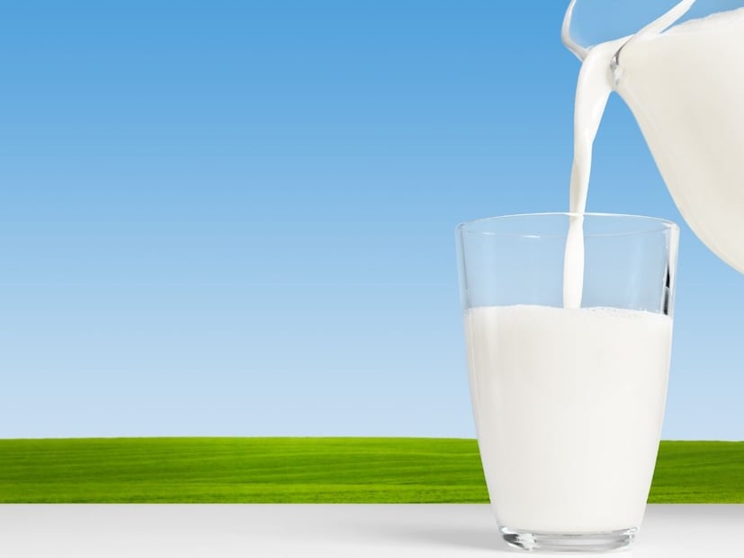 पॅकेट दूध कधीही गरम करायचं नसतं, हो तुम्ही बरोबर वाचलंत. पण का? असा प्रश्न देखील तुम्हाला नक्कीच पडला असेल? चला यामागिल सायन्स समजून घेऊ, म्हणजे पुढच्यावेळेसाठी तुम्ही ती चूक टाळू शकता.दूध उकळण्याची आपली सवय मुळात जुन्या काळात कच्च्या दुधातील (Raw Milk) जंतू नष्ट करण्यासाठी सुरू झाली होती. पण, आता बाजारात मिळणारे पॅकेटबंद दूध दोन मुख्य प्रकारच्या आधुनिक प्रक्रियांतून जाते.