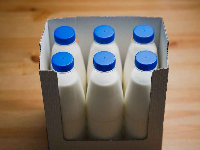 पण आता लोकांचं रहाणीमान आणि लाइफस्टाऊल थोडी बदलली आहे. त्यामुळे हल्ली लोक फॅन्सी किंवा कधीकधी अपग्रेडवर्जनच्या गोष्टी घरी आणू लागले आहेत. त्यांपैकीच एक म्हणजे पॅकेट दूध. आता लोक पॅकेट दूध तर घेतात, पण ते सवयीप्रमाणे हे दूध देखील गरम करुन वापरतात किंवा पितात. पण तुम्हाला माहितीय का ही तुम्ही खूप मोठी चूक करताय.