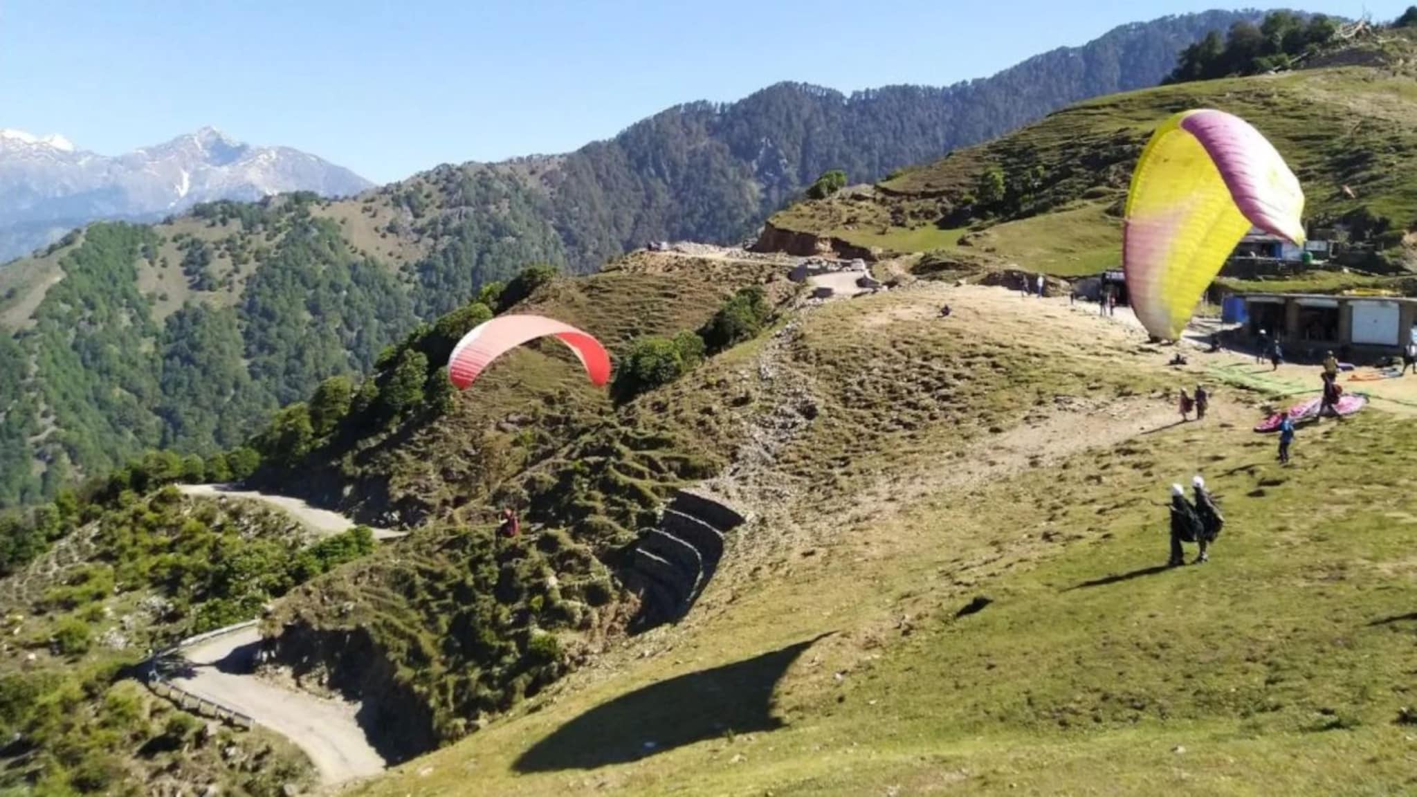 पॅराग्लिडिंग करताना भीषण अपघात, पर्यटकासह दोघे आकाशातून कोसळले, एकाचा मृत्यू