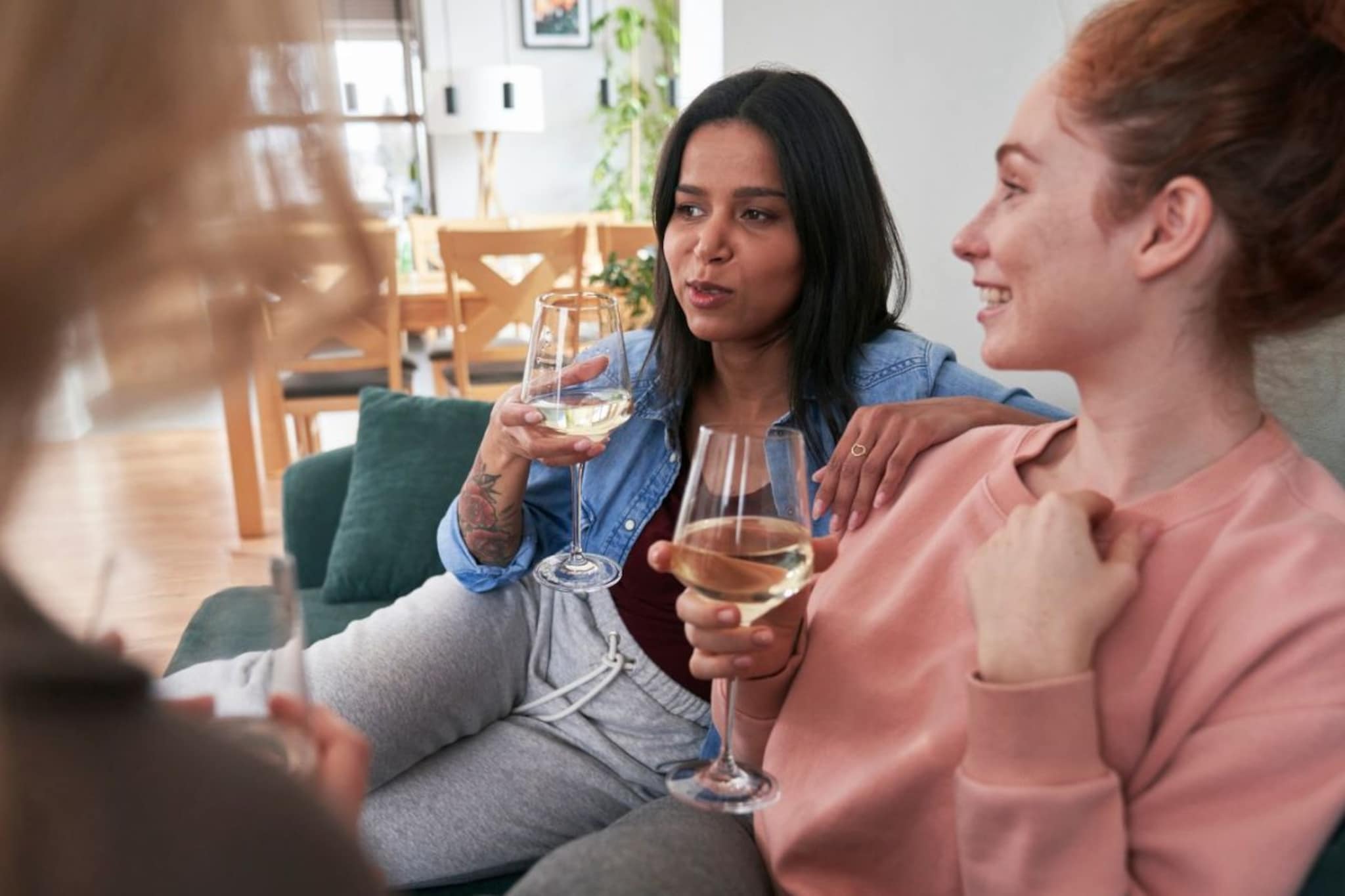 दारू प्यायल्यावर लोक इमोशनल का होतात? EXला मेसेज, मित्रांसमोर रडणं का सुरु होतं?