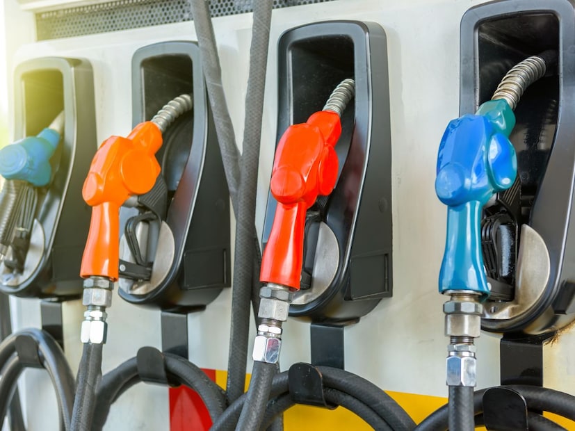 2. 'राउंड फिगर' टाळा:₹100, ₹500 किंवा ₹1000 ऐवजी ₹420, ₹530 किंवा ₹1150 अशा Odd आकड्यांमध्ये इंधन भरा. यामुळे 'प्री-सेट चिप' वापरून होणारी फसवणूक टाळता येते.

3. लक्ष मीटरवर ठेवा:
पेट्रोल भरताना गाडीतून बाहेर पडा आणि सुरुवातीपासून शेवटपर्यंत मीटरच्या रीडिंगवर आणि प्रमाणात लक्ष ठेवा. कोणत्याही प्रकारचा अडथळा किंवा फेरफार दिसल्यास त्वरित अटेंडंटला सांगा.