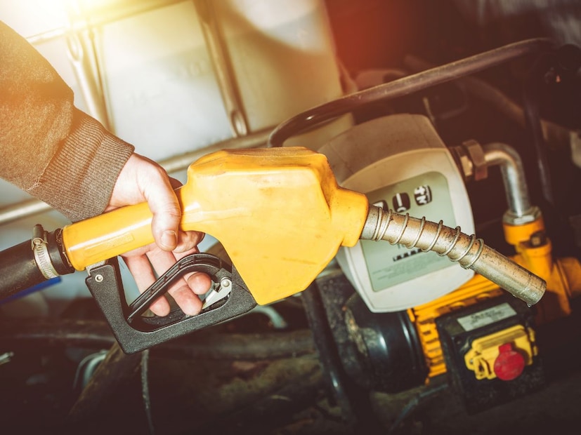 प्रीमियम इंधन भरणे: तुम्ही न विचारता, अटेंडंट तुमच्या गाडीत सामान्य पेट्रोलऐवजी महागडे प्रीमियम किंवा पॉवर पेट्रोल भरतात. यामुळे तुम्हाला नकळत जास्त पैसे द्यावे लागतात.इंधनाच्या गुणवत्तेत फेरफार ('Density'चा घोळ): कमी प्रतीचे इंधन भरण्यासाठी त्याची घनता (Density) कमी-जास्त केली जाते. प्रत्येक इंधनाची घनता ठरलेल्या मर्यादेत (Specified Limit) असणे आवश्यक आहे. जर घनता जास्त किंवा कमी असेल, तर इंधनाच्या गुणवत्तेत गडबड असू शकते.