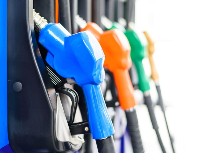 5. 'डेन्सिटी' (Density) तपासा:इंधन भरण्यापूर्वी मशीनवर पेट्रोल/डिझेलची घनता (Density) तपासा. प्रत्येक इंधनाची घनता ठरलेल्या मर्यादेत (Specified Limit) असणे आवश्यक आहे. जर घनता जास्त किंवा कमी असेल, तर इंधनाच्या गुणवत्तेत गडबड असू शकते.

हे स्कॅम सर्वच पंपांवर होत नसले तरी, सजग राहिल्यास तुम्ही स्वतःचे आणि तुमच्या गाडीचे आर्थिक नुकसान नक्कीच टाळू शकता.