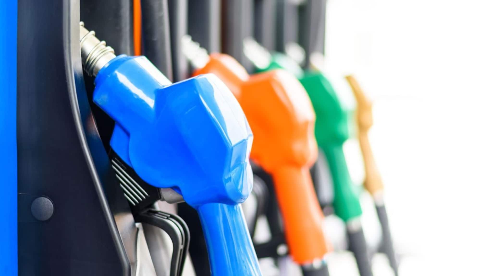 Petrol Pump वर पेट्रोल भरणाऱ्यांवर लक्ष द्या, 'या' 3 पद्धीतींनी करु लागलेत इंधन चोरी, तुमच्यासोबत तर नाही झाला ना हा स्कॅम?