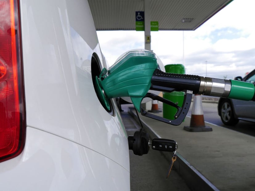 4. ऑटो कट आणि प्रतीक्षा:नोजलमध्ये 'ऑटो-कट' (Auto-Cut) फीचर असते, जे टाकी भरल्यावर इंधन प्रवाह थांबवते. ऑटो-कट झाल्यानंतर अटेंडंटने लगेच नोजल बाहेर काढू नये, याची खात्री करा. काही सेकंद नोजल टाकीत राहू द्या, जेणेकरून पाईपमध्ये राहिलेले इंधनही तुमच्या टाकीत जाईल.