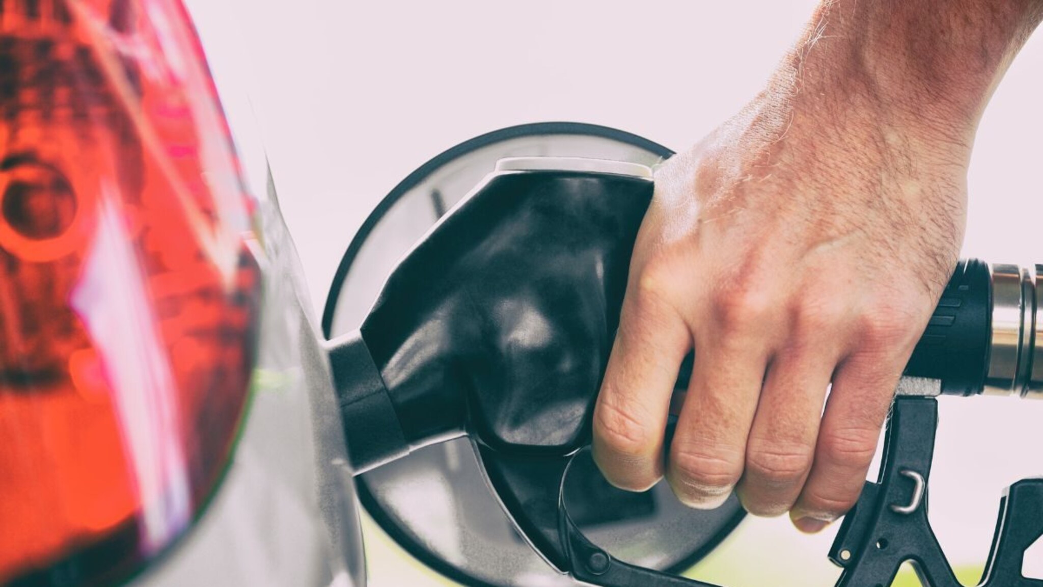 पेट्रोल पंपावर लक्ष द्या, अटेंडंट 'या' 3 मार्गांनी तुमचे इंधन चोरी करतात; ग्राहक म्हणून 'हे' गुपित जाणून घ्या