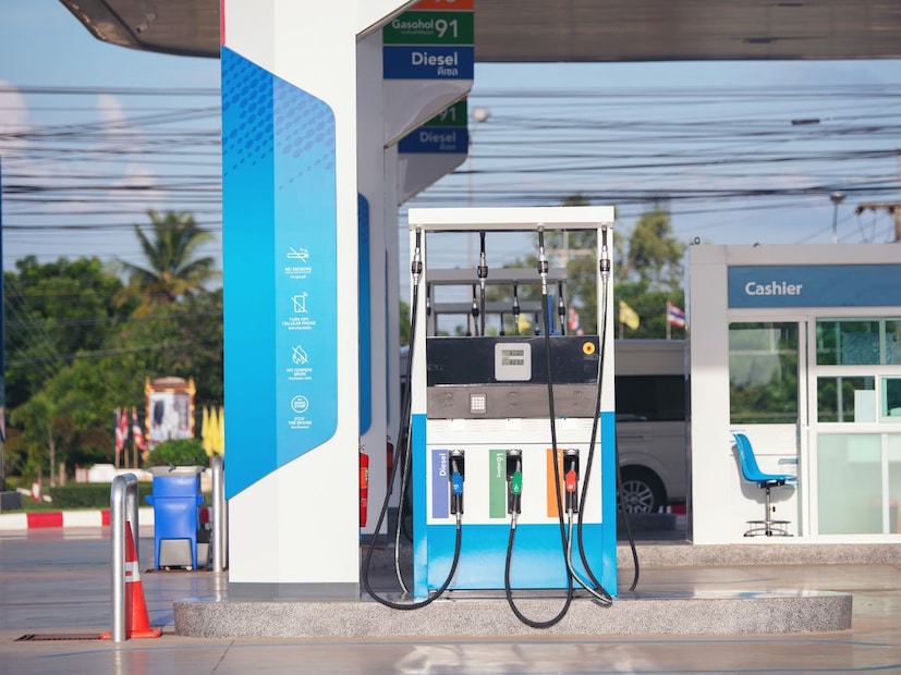 पेट्रोल पंपावर (Petrol Pump) जाताना आपण सहसा घाईत असतो. इंधन भरले आणि पैसे दिले की काम संपले, असे आपल्याला वाटते. पण, गेल्या काही वर्षांत पेट्रोल पंपावर ग्राहकांची फसवणूक  केल्याच्या बातम्या वारंवार समोर येत आहेत. कधी ग्राहकांना कमी पेट्रोल दिले जाते, तर कधी इंधनाच्या गुणवत्तेत  फेरफार केला जातो. ग्राहक हे समजून घेईपर्यंत 'अटेंडंट'  क्षणार्धात आपले काम करून मोकळे होतात.