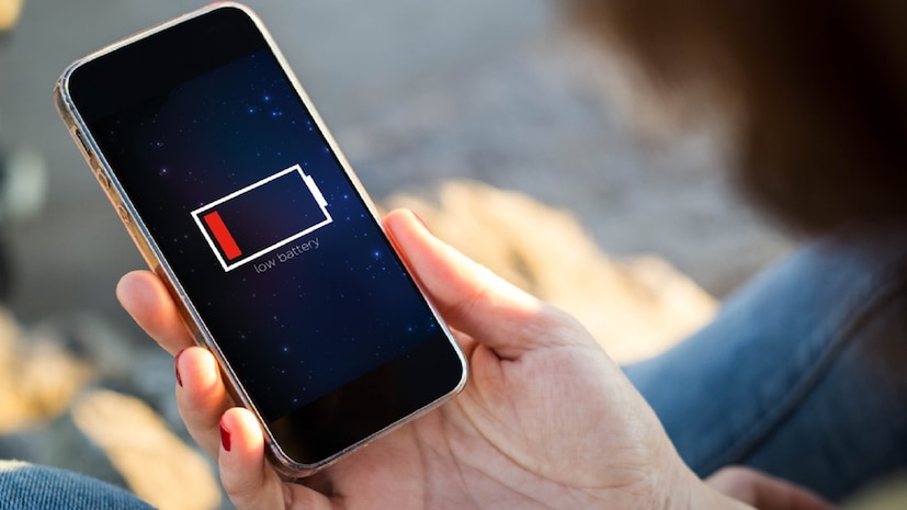 Instagram Battery Drain: तुमच्या स्मार्टफोनची बॅटरी इंस्टाग्राम वापरताना वेगाने कमी होत असेल, तर तुम्ही एकटे नाही आहात. रील्समधून स्क्रोल करताना बॅटरीची टक्केवारी कमी होणे ही एक सामान्य समस्या बनली आहे. गुगलच्या मते, इंस्टाग्राम सर्वात मोठा दोषी आहे. गुगलने त्याचे कारण देखील स्पष्ट केले आहे. हा परिणाम विशेषतः अँड्रॉइड आणि पिक्सेल यूझर्सना जाणवतो. चला कारणे शोधूया.