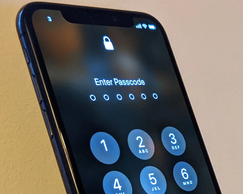 तुम्ही अँड्रॉइड फोन वापरत असाल तर गुगल मदत करू शकते. तुम्ही वारंवार चुकीचा पासवर्ड टाकला तर फोन तुम्हाला ‘Forgot Password’ किंवा ‘Forgot Pattern’ निवडण्यास सांगेल. या ऑप्शनवर क्लिक केल्याने तुमचे गुगल अकाउंट वापरून तुमचा फोन रीसेट होईल. तुमच्या फोनशी पूर्वी जोडलेल्या त्याच जीमेल आयडीने लॉग इन करा.