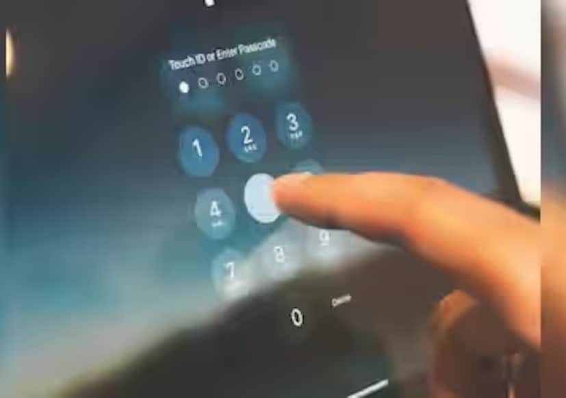 लॉग इन केल्यानंतर, फोन फॅक्टरी रीसेट होईल आणि तुम्ही तो नवीन डिव्हाइससारखा सेट करू शकता. लक्षात ठेवा की या प्रक्रियेदरम्यान तुमचा जुना डेटा हटवला जाऊ शकतो, म्हणून बॅकअप घेणे आवश्यक आहे.