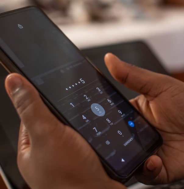 Find My Device फीचर चालू असेल, तर तुम्ही तुमचा फोन इतर कोणत्याही स्मार्टफोन किंवा लॅपटॉपवरून अनलॉक किंवा पूर्णपणे रीसेट करू शकता. फक्त वेबसाइटला भेट द्या, तुमच्या अकाउंट लॉग इन करा आणि Erase Device निवडा. हे पासवर्ड काढून टाकेल आणि फोन नवीनसारखा रीस्टार्ट करेल.