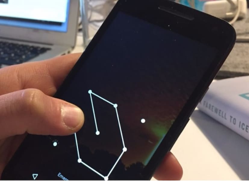 आयफोनमध्ये प्रॉब्लम असेल आणि तुम्ही पासकोड विसरला असाल, तर घाबरू नका. Apple चे Find My iPhone फीचर मदत करेल. दुसऱ्या डिव्हाइसवर iCloud.com उघडा आणि तुमच्या Apple ID ने साइन इन करा. येथे, 'All Devices' अंतर्गत तुमचा आयफोन निवडा आणि Erase iPhone वर क्लिक करा. हे तुमचा फोन अनलॉक करेल आणि तुम्हाला तो नवीन पासकोडसह सेट करण्याची परवानगी देईल.