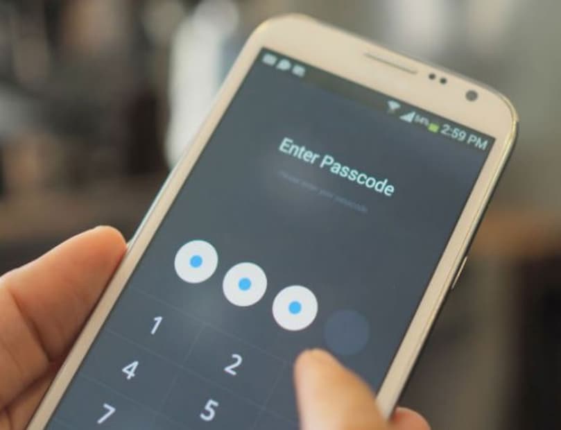 तुम्ही कोणता वापरावा? : तुम्ही ऑनलाइन सुरक्षिततेबद्दल खरोखर गंभीर असाल, तर पासवर्डऐवजी पासकीकडे जाणे चांगले. गुगल, अॅपल, मायक्रोसॉफ्ट आणि इतर अनेक मोठ्या कंपन्या हळूहळू पासकीला सपोर्ट करत आहेत. तुम्ही या आधुनिक आणि सुरक्षित टेक्नॉलॉजीने तुमचे अकाउंट लॉक देखील करू शकता.