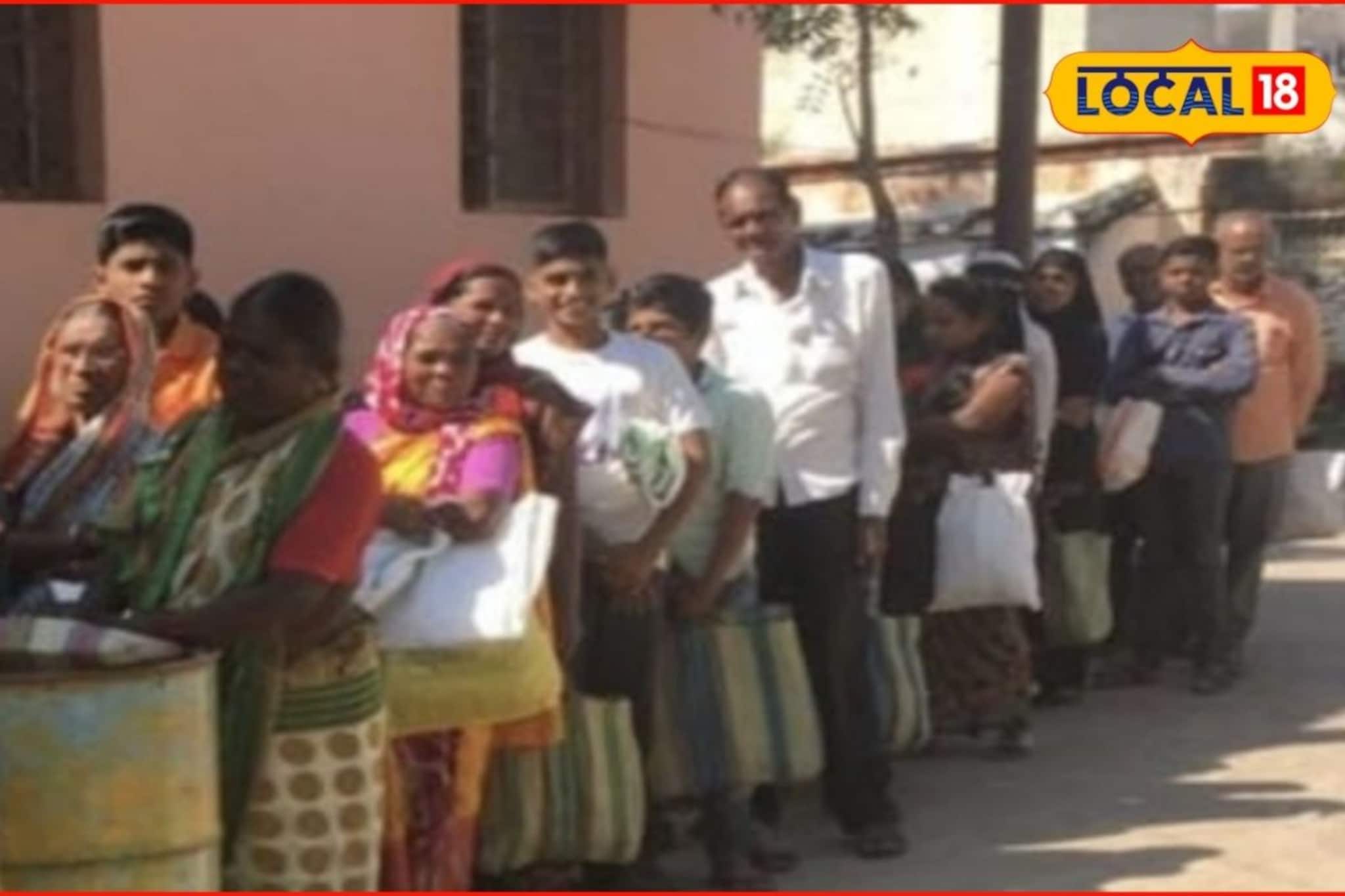 Ration: खायला धान्य नाही, पिंपरीकर 2 दिवसांपासून रांगेत, नेमकं घडलं काय? Ration: खायला धान्य नाही, पिंपरीकर 2 दिवसांपासून रांगेत, नेमकं घडलं काय?