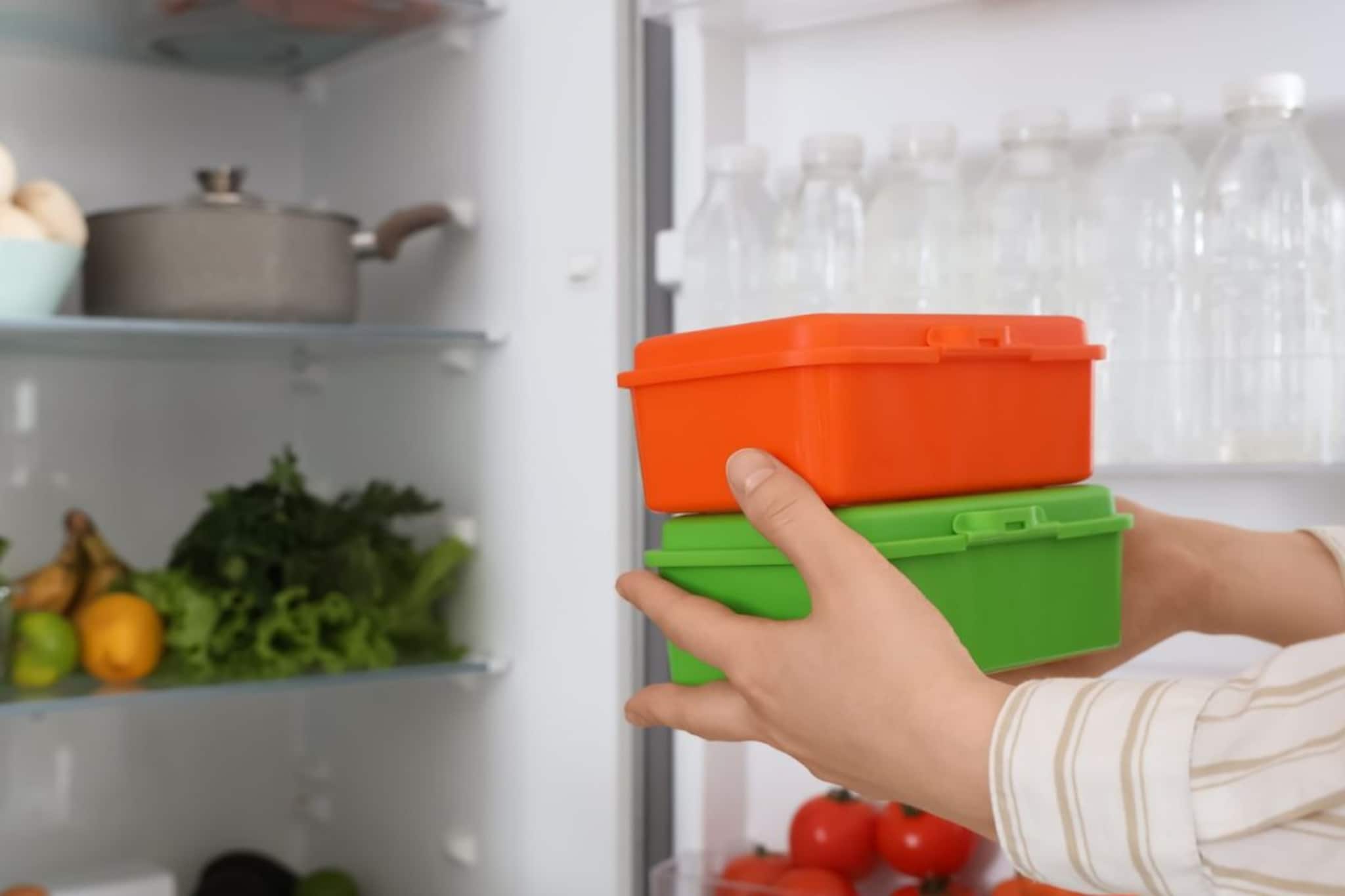 Fridge : प्लास्टिकच्या भांड्यात फ्रिजमध्ये अन्न ठेवणं खरंच सुरक्षित आहे का? Fridge : प्लास्टिकच्या भांड्यात फ्रिजमध्ये अन्न ठेवणं खरंच सुरक्षित आहे का?